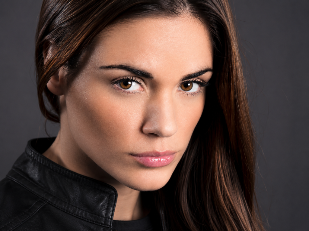 Mujer con las cejas y la mirada realzadas