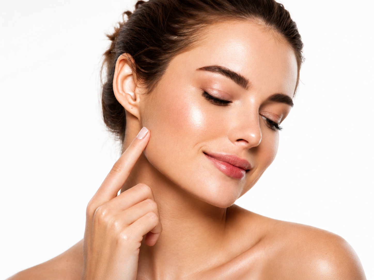 Mujer con la piel luminosa tras una mesoterapia facial