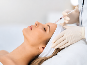 Mujer recibiendo una aplicación de botox en el rostro