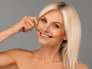 Mujer madura con la piel firme y luminosa