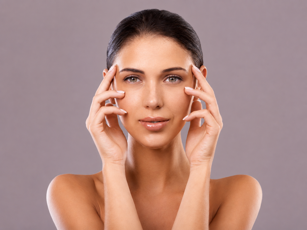 Mujer cuidando el contorno de sus ojos