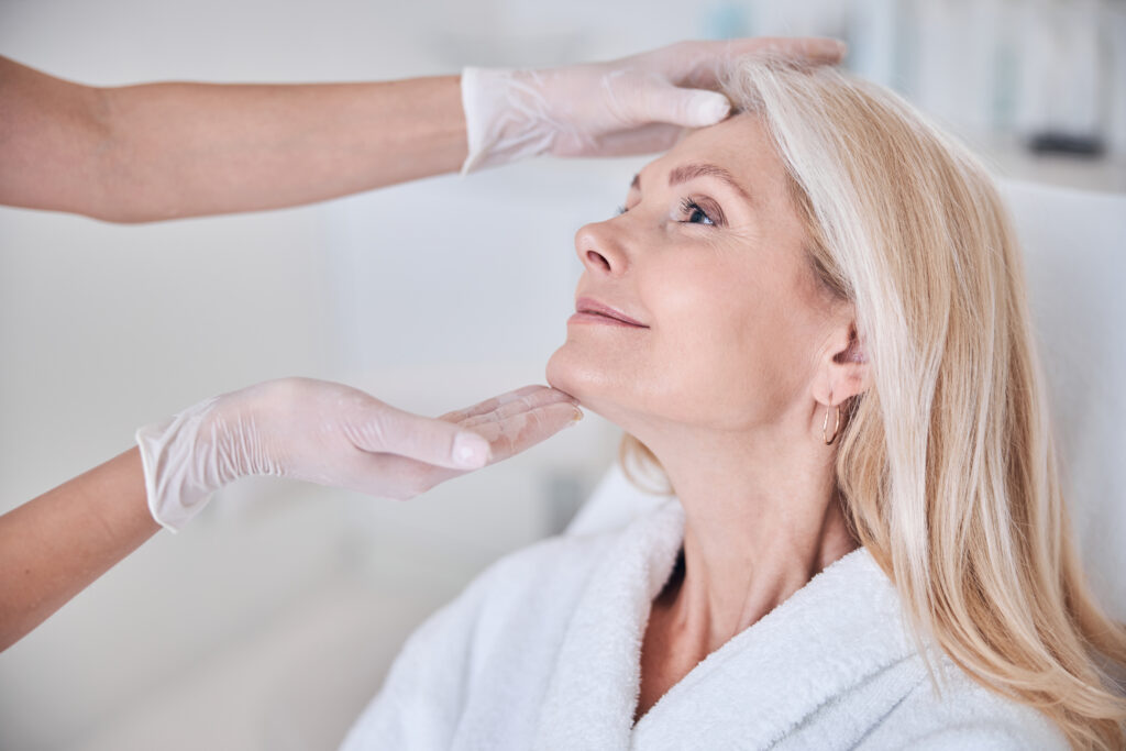 Especialista evaluando el rostro para hilos tensores