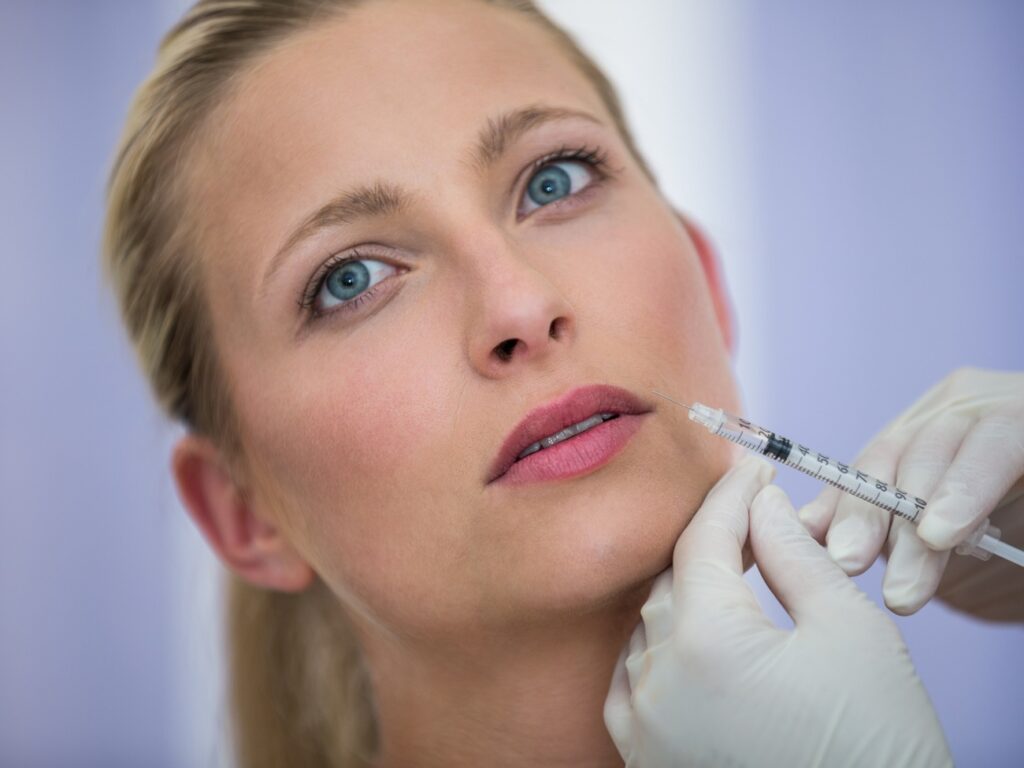 Aplicación de botox en el rostro de una mujer