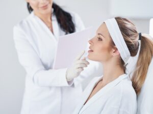 Especialista realizando una evaluación estética facial