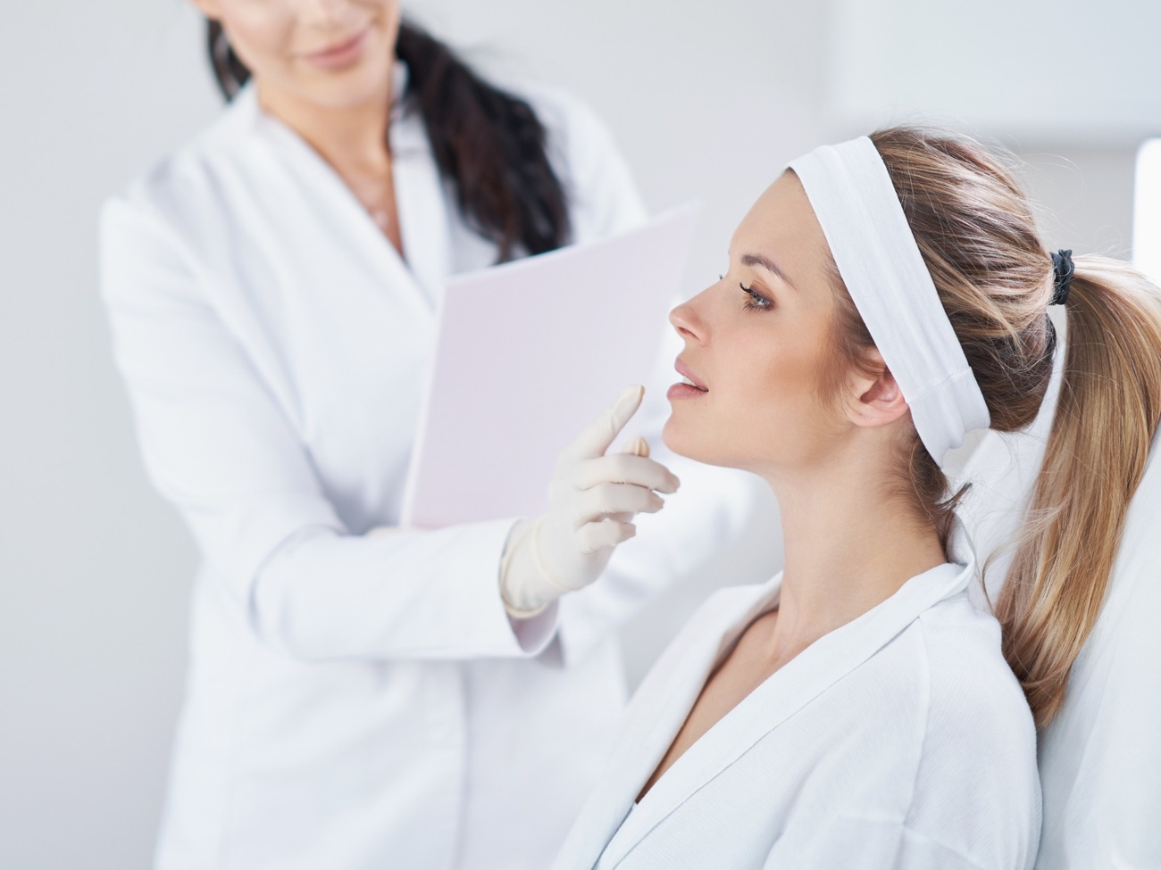 Especialista realizando una evaluación estética facial