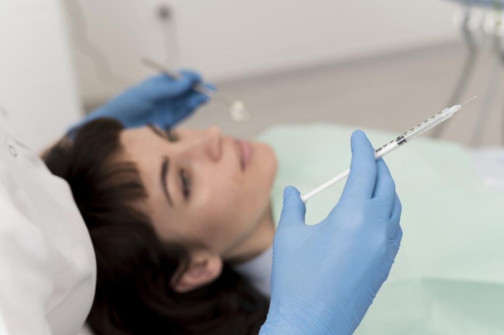 Mujer recibiendo una aplicación de botox en la consulta