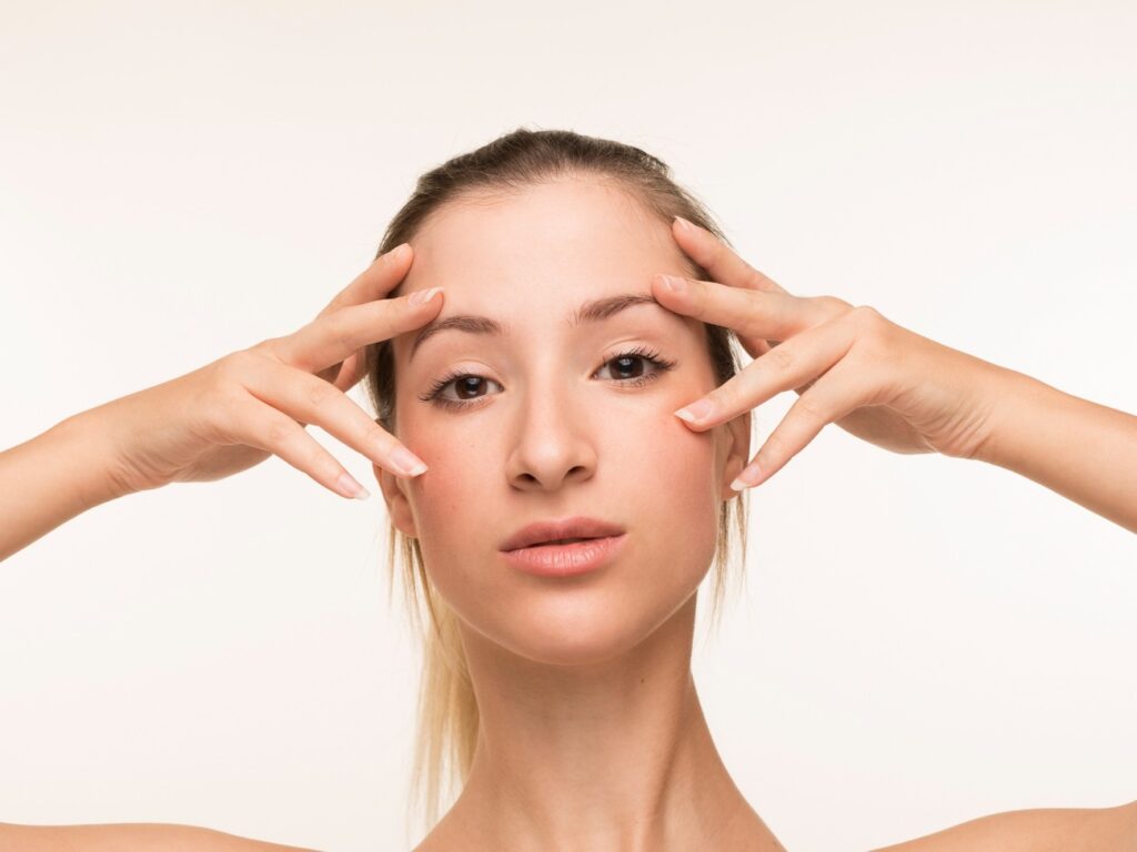 Mujer mostrando la zona del contorno de ojos