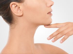 Mujer mostrando el contorno definido de su mandíbula