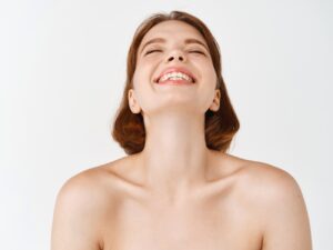 Mujer sonriendo con el perfil y el mentón armónicos