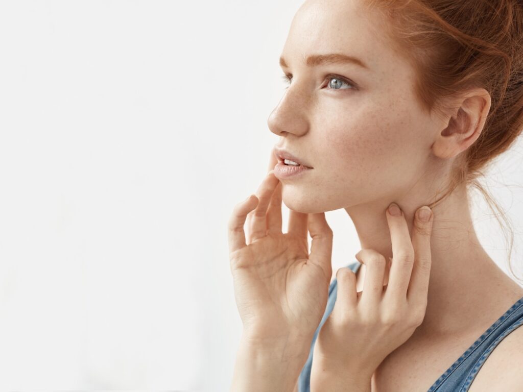 Mujer de perfil mostrando sus pómulos