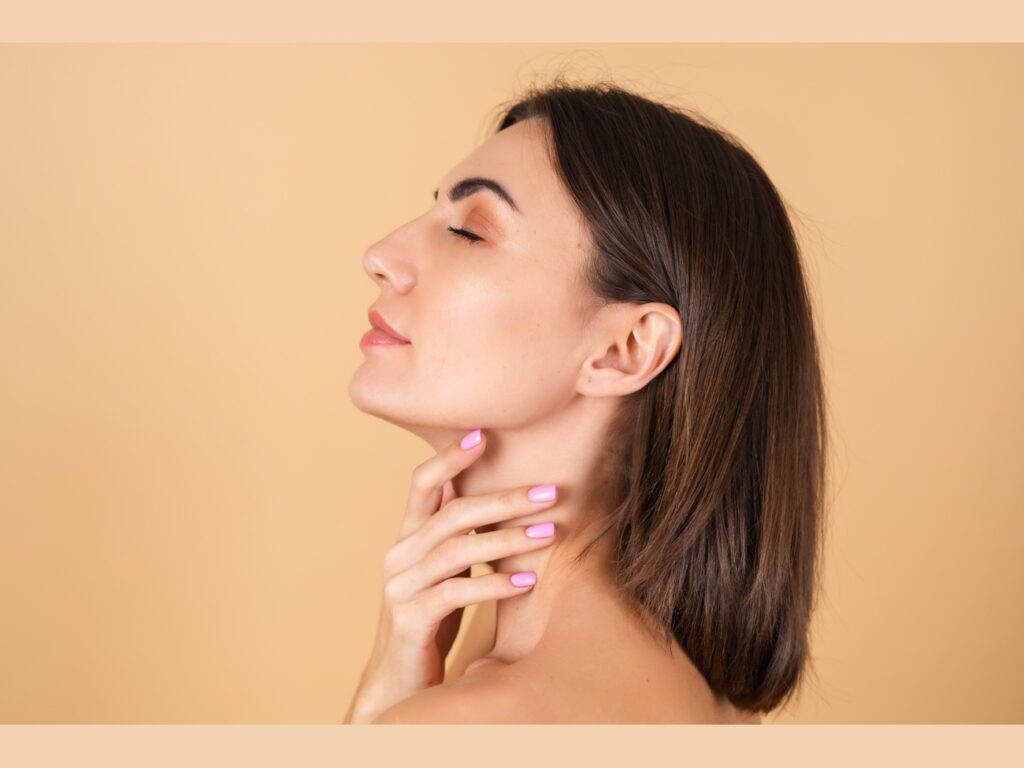 Perfil de mujer con la línea mandibular marcada