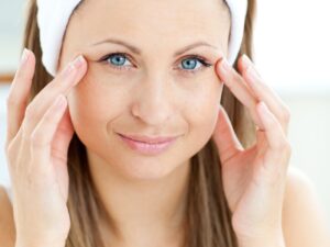 Mujer con la mirada descansada tras el aclaramiento de ojeras